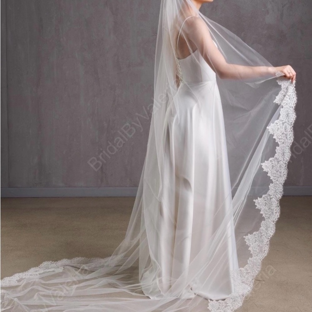 Elegant White Bridal Gown with Lace Veil